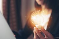 bombilla-mano-innovador-creatividad-son-claves-exito_2034-1492